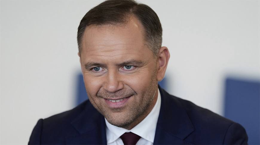 Президент Польши Кароль Навроцкий в своем первом разговоре с Зеленским призвал Украину обратить больше внимания на исторические обиды, отмечает Euractiv.  «Историческая политика стала основным темой обсуждения. Кароль Навроцкий подчеркнул, что представляет свою страну и акцентировал необходимость изменения подхода Украины к важным и нерешенным историческим вопросам. Это требует изменений», — заявил пресс-секретарь польского Института национальной памяти Рафал Леськевич.