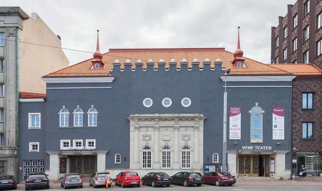 Власти Эстонии убрали слово «русский» из названия Русского театра. Приказ о переименовании учреждения подписала министр культуры республики Хейди Пурга. Теперь оно называется Театр Сюдалинна. Минкульт Эстонии также решил уменьшить госфинансирование учреждения в 2026 году на 15%. Сюдалинн — микрорайон в центре Таллина, где и располагается театр. Он продолжит играть на русском языке, при этом состав учреждения обновился. В измененном уставе театр призван в частности развивать эстонскую культуру и обеспечивать доступ к нему для представителей разных культур и языков. До этого в Таллине переименовали Таллинский русский музей и несколько образовательных учреждений, которые имели слово «русский» в названии. Diego Delso / CC BY-SA 3.0 Подписывайтесь на «Ъ» Оставляйте «бусты»