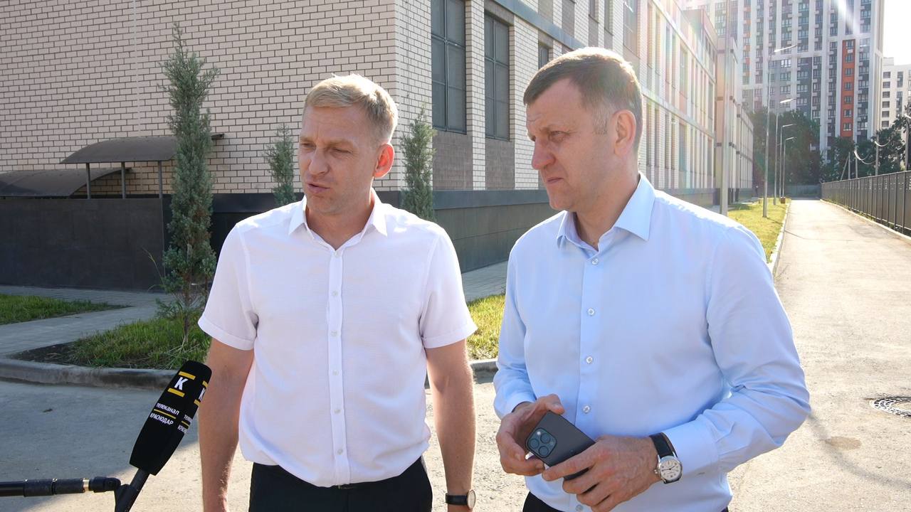 Евгений Наумов проверил темпы строительства детсадов в районе улицы имени Героя Пешкова  В Прикубанском округе возводят два дошкольных учреждений — на 195 и 230 мест. Готовность объектов составляет 47% и 52%. В детских садах ведутся внутренние отделочные работы, монтируют входные группы и прокладывают внутренние коммуникации.   Рядом уже завершено строительство школы на 1550 мест. Учеников она примет 1 сентября 2025 года.  — Удобно и комфортно для родителей, что социальные объекты для самых юных краснодарцев и ребят постарше будут открыты рядом. В школу уже в сентябре придут дети. Важно, что на подъезде к общеобразовательному учреждению создают дорогу и дополнительные парковочные места. Оба детских сада должны открыться в 2026 году. По поручению губернатора Кубани Вениамина Ивановича Кондратьева в каждом детсаду мы предусматриваем ясельные группы, — отметил Евгений Наумов.    #соцстройкаКРД  #образованиеКРД   Читайте нас:    Телеграм     ВК     Дзен     Все каналы администрации