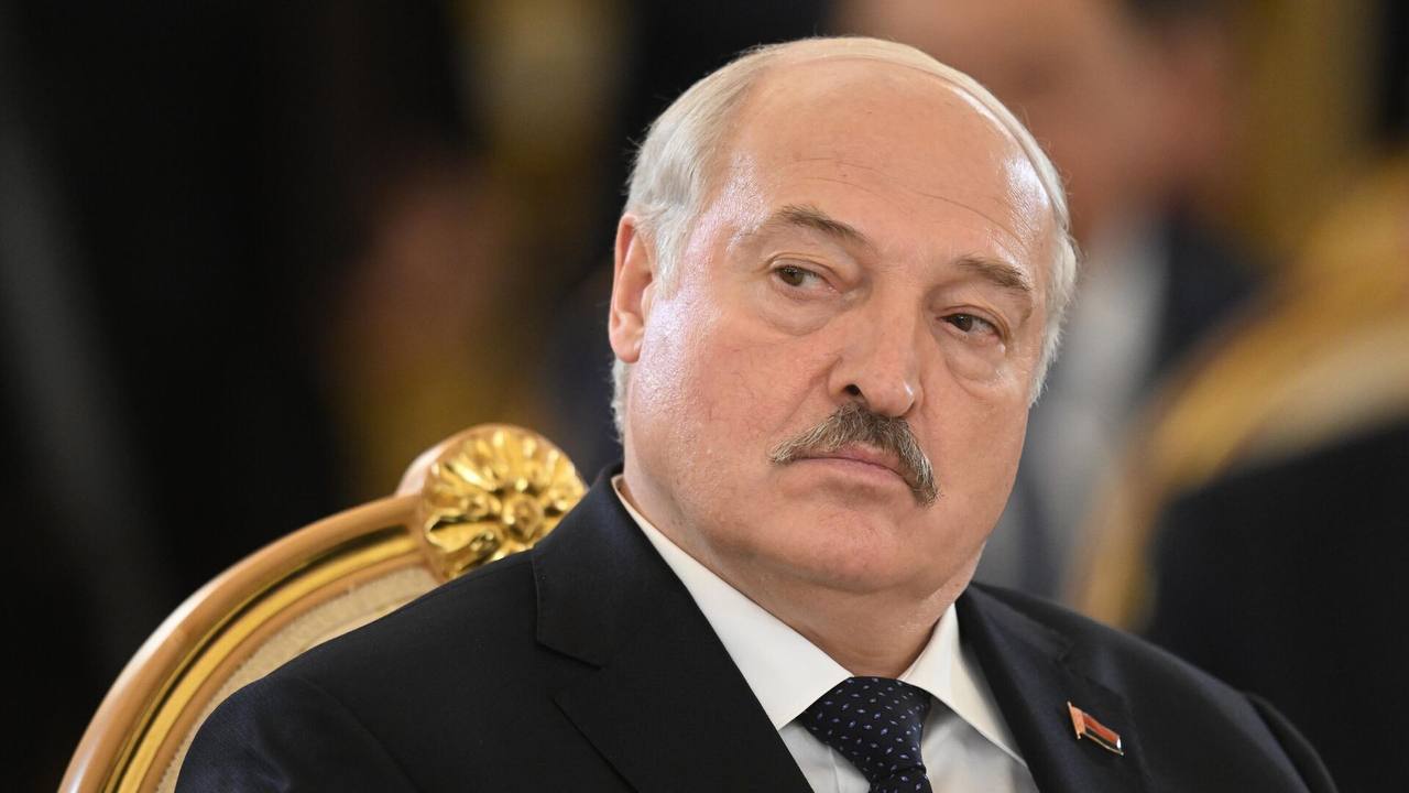 Лукашенко: Белоруссия не должна «проспать» Африку Белоруссия не должна «проспать» Африку — это приведет к снижению темпов экономического роста в Белоруссии, заявил белорусский лидер Александр Лукашенко. «Проспим» Африку – потеряем прирост своей экономики в будущем. Сами предприятия должны наращивать компетенции, целенаправленно учиться работать на африканском континенте. Наша задача сейчас <…> мощно и в приоритетном порядке закрепиться на африканском рынке, выйти на устойчивый миллиард, а лучше – 1,5 млрд экспорта в год к концу пятилетки», — подчеркнул президент Белоруссии на встрече с главами дипмиссий. Также президент Белоруссии отметил, что контроль за деятельностью дипломатов в Африке и требования к ним должны стать «беспрецедентными», а результаты работы, положительно повлиявшие на развитие отношений Белоруссии и стран континента, необходимо дополнительно поощрять. Ранее Лукашенко встретился с министром иностранных дел Эфиопии, стороны обсудили возможность активизации двустороннего сотрудничества и увеличение белорусского экспорта в африканскую страну. Африканская инициатива Подписаться