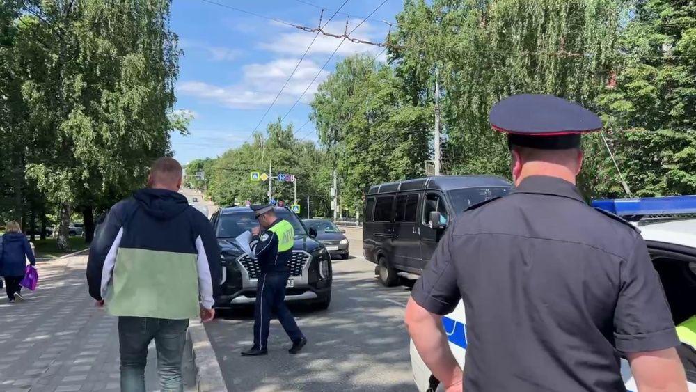 На улице Карла Маркса в Кирове сотрудники автотранспортного предприятия и Госавтоинспекции провели рейд. Совместное мероприятие прошло рядом с остановкой «Администрация города». Цель — выявить водителей, которые нарушают правила остановки и мешают движению транспорта. Зафиксировали много случаев, когда автомобилисты игнорировали дорожные знаки и оставляли машины прямо на проезжей части. Это создаёт препятствия для движения, особенно для автобусов и троллейбусов, которые обычно движутся по крайней правой полосе. По всем выявленным нарушениям составлены протоколы, а владельцам автомобилей назначены штрафы в размере 2200 рублей.