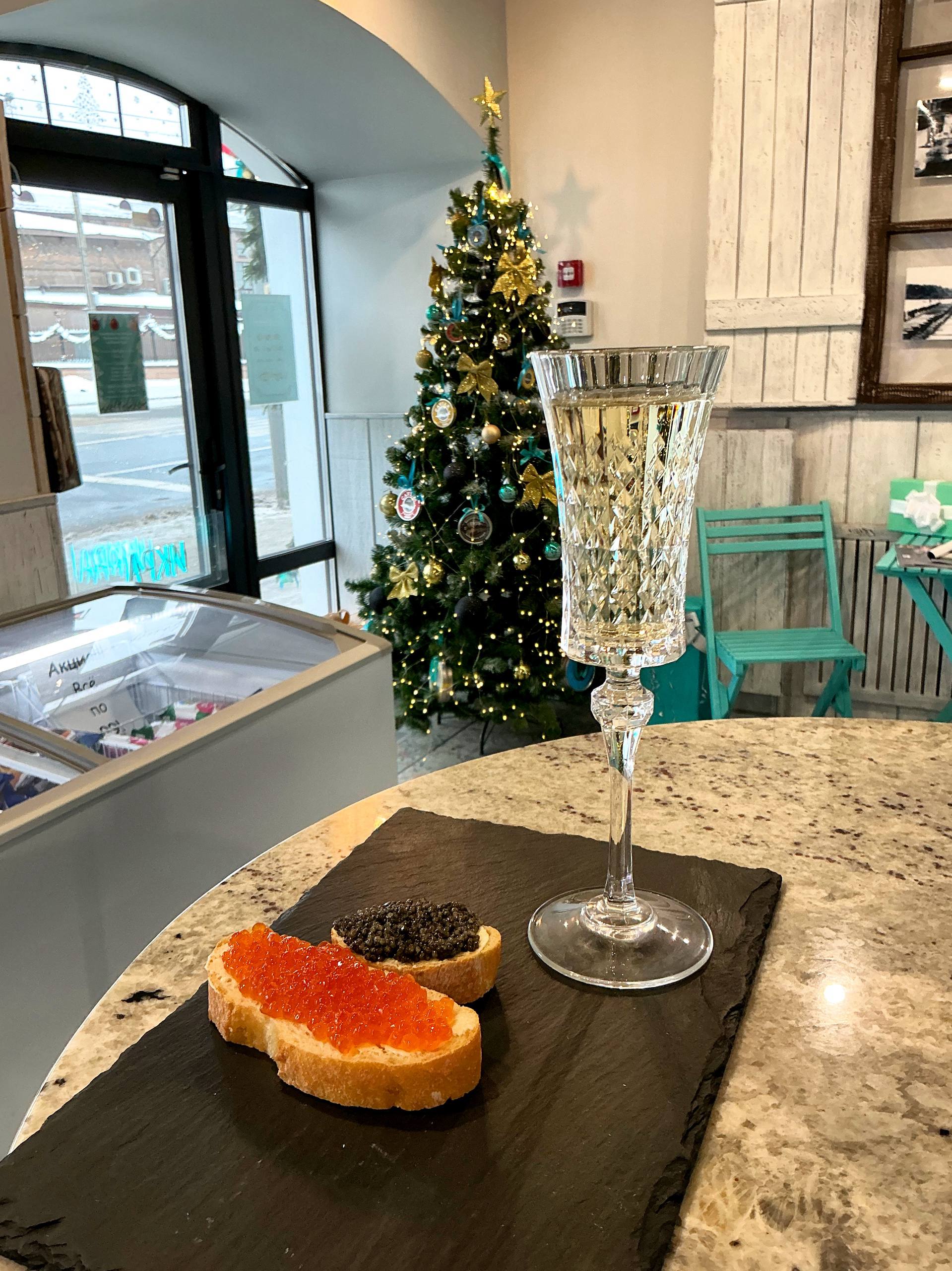 В кафе магазине Волгореченск в Ярославле подают бутерброд с черной икрой и бокал игристого за 690 рублей На здоровье