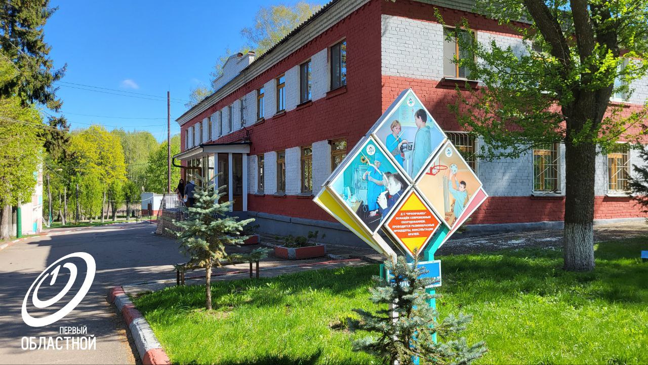256 детских лагерей в Орловской области получили разрешение на работу от Роспотребнадзора. В региональном ведомстве сообщили, что санитарные врачи проверили лагеря перед летним сезоном. Выдали 256 санитарно-эпидемиологических заключений, подтверждающих безопасность условий для отдыха детей. Среди них: - 246 лагерей с дневным пребыванием при школах и учреждениях дополнительного образования ; - 9 загородных лагерей; - 1 палаточный лагерь-спутник на базе оздоровительного комплекса «Солнечный». Эксперты проверили качество питьевой воды, уровень освещенности в помещениях, безопасность оборудования. От клещей обработана общая площадь 83,6 га. После обработки проверяли наличие этих паукообразных. Сообщается, что в обработанных зонах их не обнаружили. И перед сменами сотрудники пищеблоков проходят дополнительное обследование на носительство кишечных инфекций рота- и норовирусов .