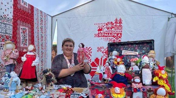 В Курской области в этом году не будут проводить Коренскую ярмарку Оперштаб Курской области в этом году отменил проведение Коренской ярмарки. Об этом сообщил врио губернатора Александр Хинштейн на заседании облправительства. Решение принято из-за «непростой обстановки на территории региона». «В условиях режима КТО и ЧС федерального значения мы не можем быть абсолютно уверены в безопасности людей, а это для нас приоритет. Рассчитываю, что это временное решение, и в следующем году ярмарка будет проведена на еще более высоком уровне»,— отметил глава региона. Фото: правительство Курской области Подписывайтесь на «Ъ-Черноземье»