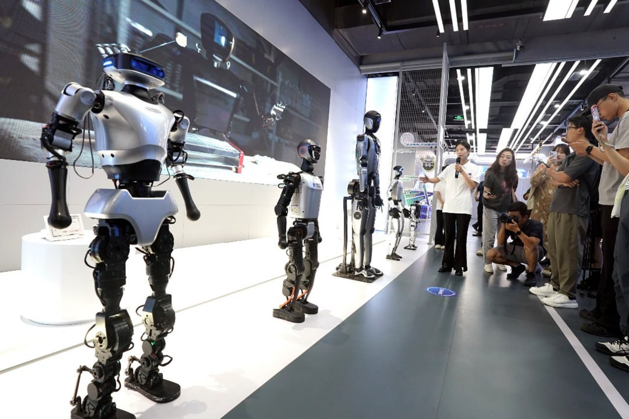 В Китае открыли МАГАЗИН гуманоидных роботов. Robot Mall в Пекине продает терминаторов на любой вкус — есть медицинские, промышленные, звероподобные и роботы-спортсмены, с которыми можно сыграть в баскетбол, футбол или шахматы. Рядом открылось кафе, где также работают роботы: бармены, официанты и даже повара. ТЦ будущего