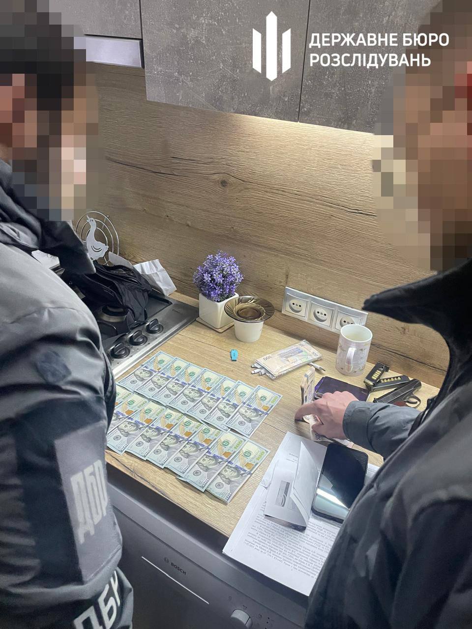 Работники запорожского ТЦК за полтора года получили взяток почти на $2 млн, — ГБР   По предварительным данным, только в 2024–2025 годах таким образом мобилизации избежали более 1,5 тыс. мужчин.  В основном сотрудники ТЦК брали деньги за снятие с розыска военнообязанных, которые попали в базу за неявку по повестке. Для этого составлялся поддельный протокол о якобы добровольной явке мужчин в ТЦК. Цена «услуги» — $1300. Теперь им грозит до 5 лет тюрьмы.