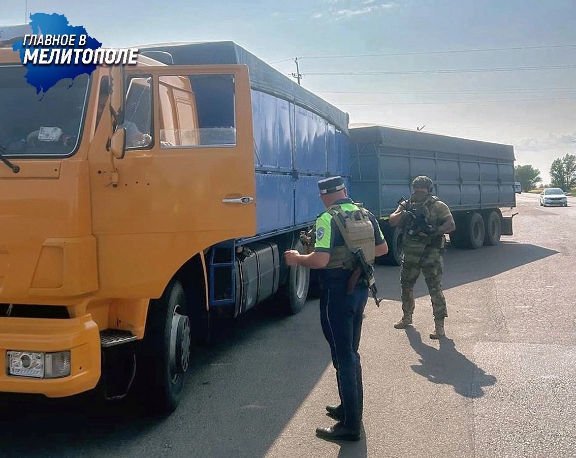 Росгвардейцы в Запорожской области приняли участие в оперативно-профилактической операции Сотрудники ОМОН «Таврия» Росгвардии совместно с полицией и ФСБ провели в Запорожской области масштабную оперативно-профилактическую операцию. Ее целью было пресечение незаконного оборота наркотиков, оружия и других запрещенных веществ на автодорогах региона. В ходе рейда правоохранители проверили свыше 2000 граждан и около 1700 транспортных средств. Результатом стали более 80 выявленных административных нарушений и задержания нескольких лиц по подозрению в совершении преступлений.