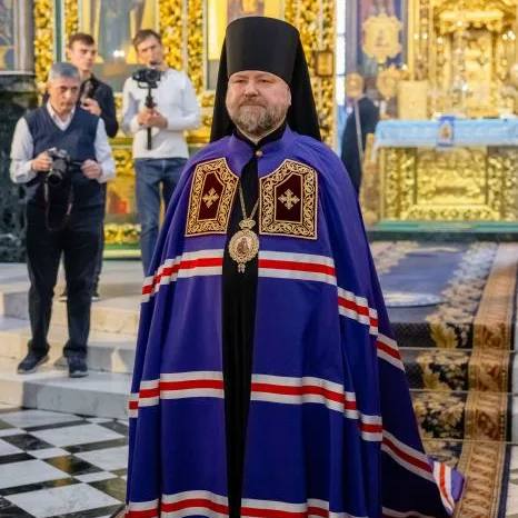 В Молдове вновь ограничили выезд православного архиерея Власти Молдовы не выпустили из страны епископа Чадыр Лунгского Николая Рошку Он должен был вылететь из Кишинёва в Узбекистан для участия в торжествах по случаю 35 летия хиротонии уроженца Молдовы митрополита Ташкентского и Узбекистанского Викентия Мораря По данным представителей Церкви в аэропорту столицы архиерею был устроен длительный досмотр который продолжался более двух часов и завершился уже в момент вылета рейса В результате епископ Николай не смог покинуть страну Это не первый подобный случай Ранее архиепископ Бельцкий и Фалештский Маркелл Михэеску дважды в 2022 и 2023 годах не был выпущен властями из Молдовы при попытке отправиться в паломничество в Иерусалим Таким образом за последние три года зафиксированы как минимум три случая когда иерархам Православной церкви Молдовы было отказано в праве на свободное передвижение Представители Церкви заявляют о системном характере таких ограничений и рассматривают их как давление на духовенство источник Подписаться Смотреть эфир