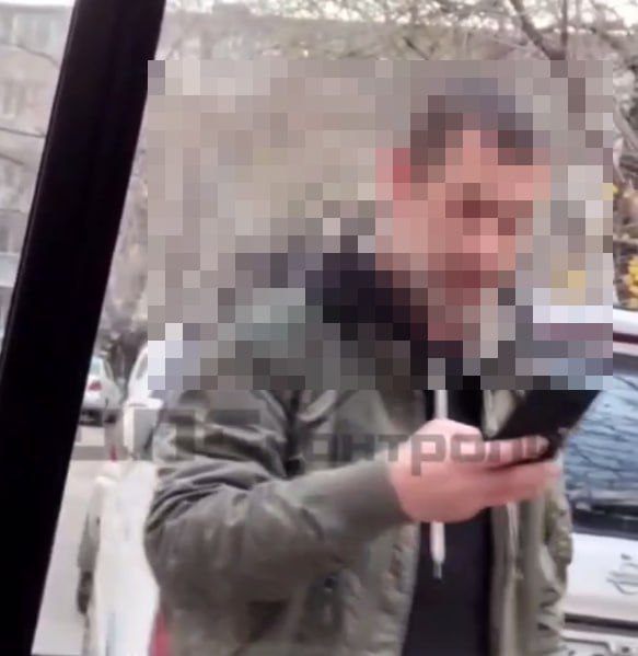 Во Владивостоке водитель пытался прогнать карету Скорой помощи. На Русскую 90 прибыла Скорая помощь, вызов "угроза жизни". Медики поднялись в квартиру, а водитель остался ждать у подъезда. В этот момент мужик начал сигналить и требовать убрать машину Скорой мешающей его проезду. Водитель культурно объяснил торопыге что находится на экстренном вызове и машину убрать не может. Тем более что есть второй проезд. Последний же выражения не выбирал и требовал немедленно убрать Скорую или он вызовет ГАИ. Ему срочно требовалось проехать к автомойке Возможно ГАИ действительно нужно найти данного персонажа и объяснить ему правила . ПОДПИСАТЬСЯ. ДПС ВЛАДИВОСТОКА