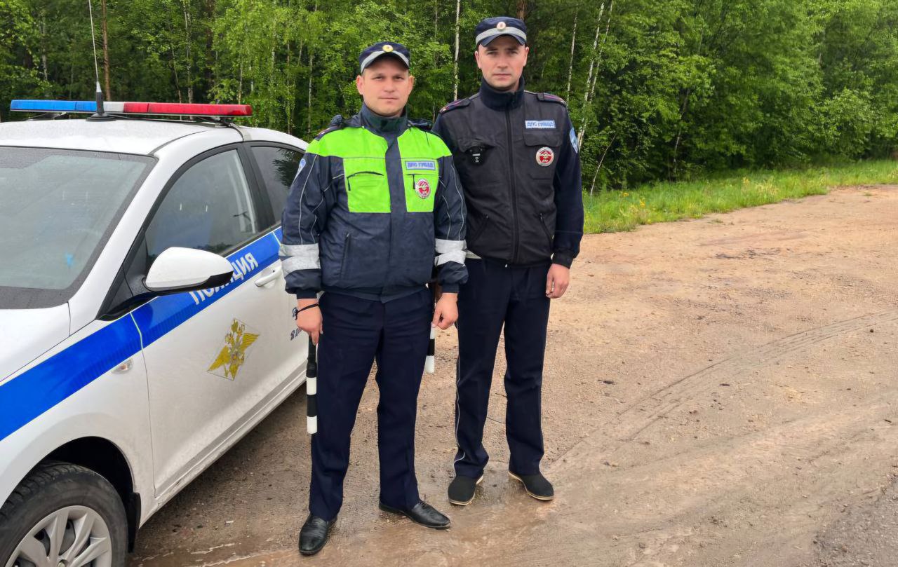 В Нижнеилимском районе гражданин поблагодарил госавтоинспекторов, которые в течение трех дней разыскали угнанную «Ниву» и вернули ее владельцу Местный житель обратился в дежурную часть ОМВД России по Нижнеилимскому району 13 июня, сообщив об исчезновении транспортного средства, которое было припарковано в СНТ «Сосновый Бор» неподалеку от реки Илим. Наружным нарядам поступила информация о предполагаемом угонщике и об автомобиле, который был замечен в районном центре. Патрулируя улицы города Железногорск-Илимского в ночное время, инспекторы ДПС Евгений Чубуков и Юрий Степанов проверили гаражные кооперативы. В одном из них экипаж заметил молодого человека подходящего под ориентировку, после беседы с которым было установлено местонахождение угнанного внедорожника. В настоящее время сотрудниками полиции проводятся мероприятия по установлению обстоятельств произошедшего. Автомобиль возвращен законному владельцу. «Огромная благодарность Госавтоинспекции, особенно экипажу ДПС № 889! Не повторяйте моих ошибок - не оставляйте машину надолго без присмотра!», — посоветовал хозяин разысканной «Нивы» владельцам транспортных средств.