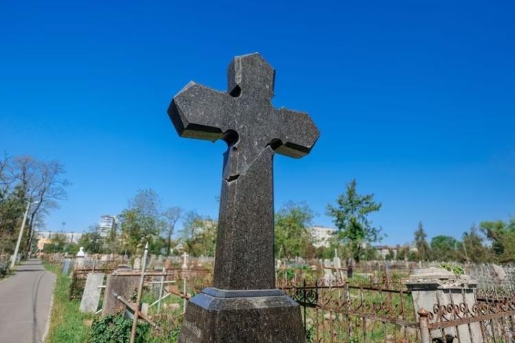 Организация похорон обходится дороже всего в Севастополе и на Кубани Краснодарский край занял второе место среди регионов юга России по стоимости погребения, уступая лишь Севастополю. Средняя цена ритуальных услуг в регионе составляет 73 577 рублей, в то время как в Севастополе эта сумма достигает 73 669 рублей. Статистику привел телеграм-канал «Похоронный тракт». Самые экономичные похороны можно организовать в Адыгее. Там стоимость данной услуги за год снизилась на 20% и теперь составляет 10 716 рублей. В целом, средняя стоимость похорон в Южном и Северо-Кавказском федеральных округах ниже, чем в среднем по России. В ЮФО этот показатель равен 55 667 рублям, в СКФО – 36 169 рублям, в то время как общероссийский уровень составляет 59 546 рублей. Важно отметить, что приведенные цифры могут не полностью отражать реальную картину, так как в большинстве республик Северного Кавказа похороны проводятся в соответствии с исламскими традициями. Оплата таких обрядов осуществляется через мечети в форме пожертвований, которые не учитываются в официальной статистике. Отправить новость Подписаться