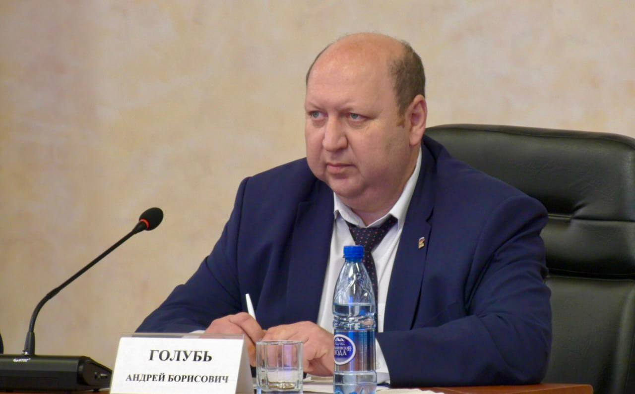 Законодательное Собрание ЕАО возглавил Андрей Голубь На внеочередном заседании Законодательного Собрания ЕАО состоялись выборы нового председателя регионального парламента Большинством голосов спикером Собрания выбран Андрей Голубь занимавший до этого должность заместителя председателя Андрей Голубь с 2009 по 2016 год являлся депутатом городской Думы муниципального образования Город Биробиджан В составе Законодательного Собрания работает на постоянной основе второй созыв 2016 2021 гг 2021 г по н в Член фракции Единая Россия Кандидат педагогических наук Подпишись novostiEAO MAX