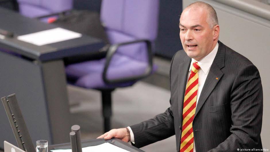 Суд выдал ордер на арест экс депутата бундестага подозреваемого в лоббировании интересов Азербайджана за взятки После этого Акселя Фишера на фото доставили в следственный изолятор Бывший депутат неоднократно пропускал заседания суда а перед последним обратился в клинику Однако назначенные судом эксперты выяснили что Фишер мог принять участие как минимум в двух пропущенных им заседаниях В итоге в одной из больниц города Бад Зеккинген его и задержали Адвокаты Фишера подали апелляцию На заседании суда 22 декабря экс депутат заявил о своей невиновности Новые заседания назначили на 23 декабря и начало января Как минимум до первого из них он пробудет в следственном изоляторе мюнхенской тюрьмы Штадельхайм При этом в январе истечет срок давности по одному из ключевых обвинений однако правоохранители уверены что суд успеет вынести решение Аксель Фишер был депутатом бундестага от ХДС с 1998 до 2021 года а с 2010 го еще и членом Парламентской ассамблеи Совета Европы В 2018 году выяснилось что некоторые члены ПАСЕ получали взятки от властей Азербайджана за лоббирование их интересов в Европе Следствие считает что Фишер за деньги голосовал так как это было нужно Баку делал проазербайджанские заявления и передавал конфиденциальные документы По этим данным бывший депутат бундестага от ХДС получил за это в 2011 2014 годах 58 000 евро а в 2015 2016 годах еще 26 300 евро Armenian Military Portal