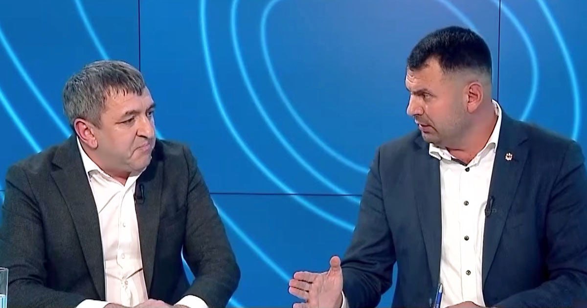 Василе Костюк покинул студию на телеканале TVR Moldova после перепалки с депутатом PAS Лилианом Карпом Карп обвинил Костюка в распространении лжи во время его выступления в парламенте Он говорит про карьер в Микауцах про отношения с Никифорчуком За это я подам на него в суд  Лидер фракции Демократии дома Василе Костюк ответил что не собирается вести диалог с партнёрами бандитов Нет смысла говорить с такими кто дружит с бандитами Меня пригласили в студию чтобы издеваться надо мной Слушать как Лилиан Карп мне угрожает Или ждать пока бросится с кулаками сказал Костюк и покинул студию rusputnikmd 2