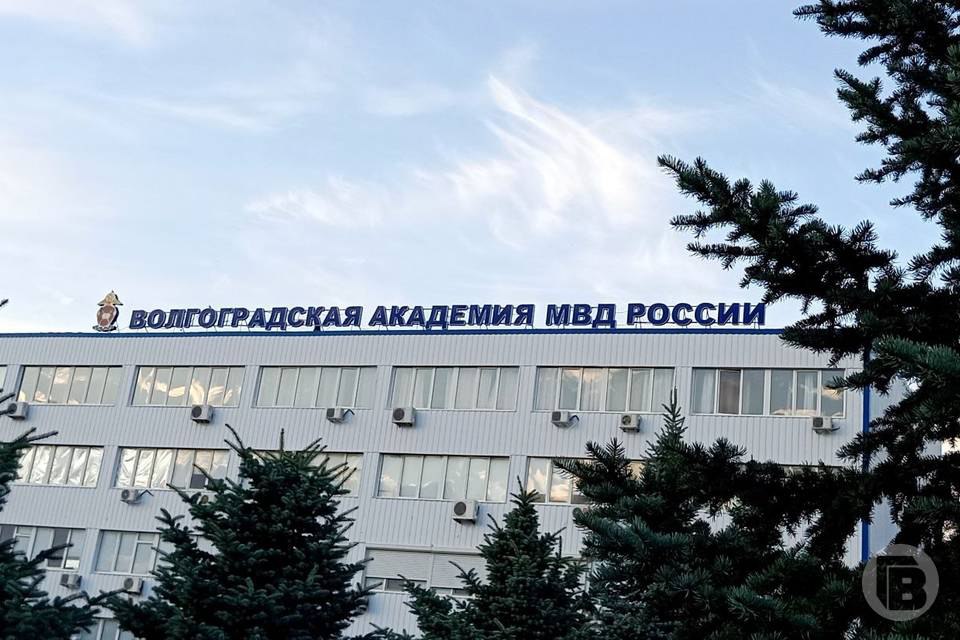 В Волгоградской академии МВД состоится юбилейный выпуск молодых специалистов  Церемония вручения дипломов состоится в музее-панораме «Сталинградская битва».  25 июля в Волгоградской академии МВД России состоится юбилейный 55-й выпуск молодых специалистов. Дипломы выпускникам в торжественной обстановке вручат на территории музея-панорамы «Сталинградская битва», рассказали "Городским вестям" в вузе.  Дипломы о высшем образовании получат 295 выпускников. Ряды сотрудников правоохранительных органов пополнят 114 следователей, 85 экспертов-криминалистов и 66 оперативных сотрудников.  Следует отметить, что в числе выпускников - тридцать сотрудников иностранных государств: Казахстана, Таджикистана, Монголии, Вьетнама, Зимбабве, Малави, Центральноафриканской Республики и других стран.  С отличием в текущем году академию окончили 47 человек.