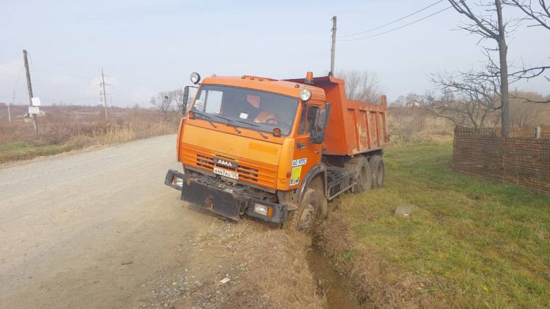 В Уссурийске водитель Камаза умер за рулем во время движения  Установлено, что 59 – летний мужчина управляя автомобилем КаМАЗ двигался по улице Общественной задним ходом. Внезапно водителю стало плохо, в результате чего транспортное средство совершило съезд  с проезжей части.  Прибывшие медики констатировали смерть водителя.  Другие участники дорожного движения не пострадали.  По факту происшествия проводится проверка. Назначено проведение ряда исследований. По результатам проверки будет принято решение в соответствии с законодательством РФ  Сообщает Полиция Приморья    :     Ссылка на Чат