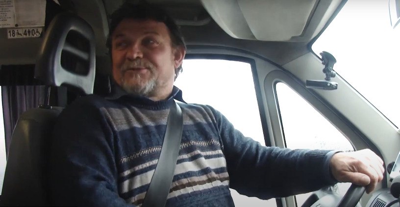 Умер знаменитый водитель Счастливого автолайна из Тулы Владимир Синяков Причиной его смерти стала почечная недостаточность Владимир Синяков был известен в Туле как самый веселый водитель часто шутил и на Новый год переодевался в Деда Мороза Кроме того он был глубоко верующим человеком писал песни и стихи Прислать новость задать вопрос Подпишись на Telegram MAX