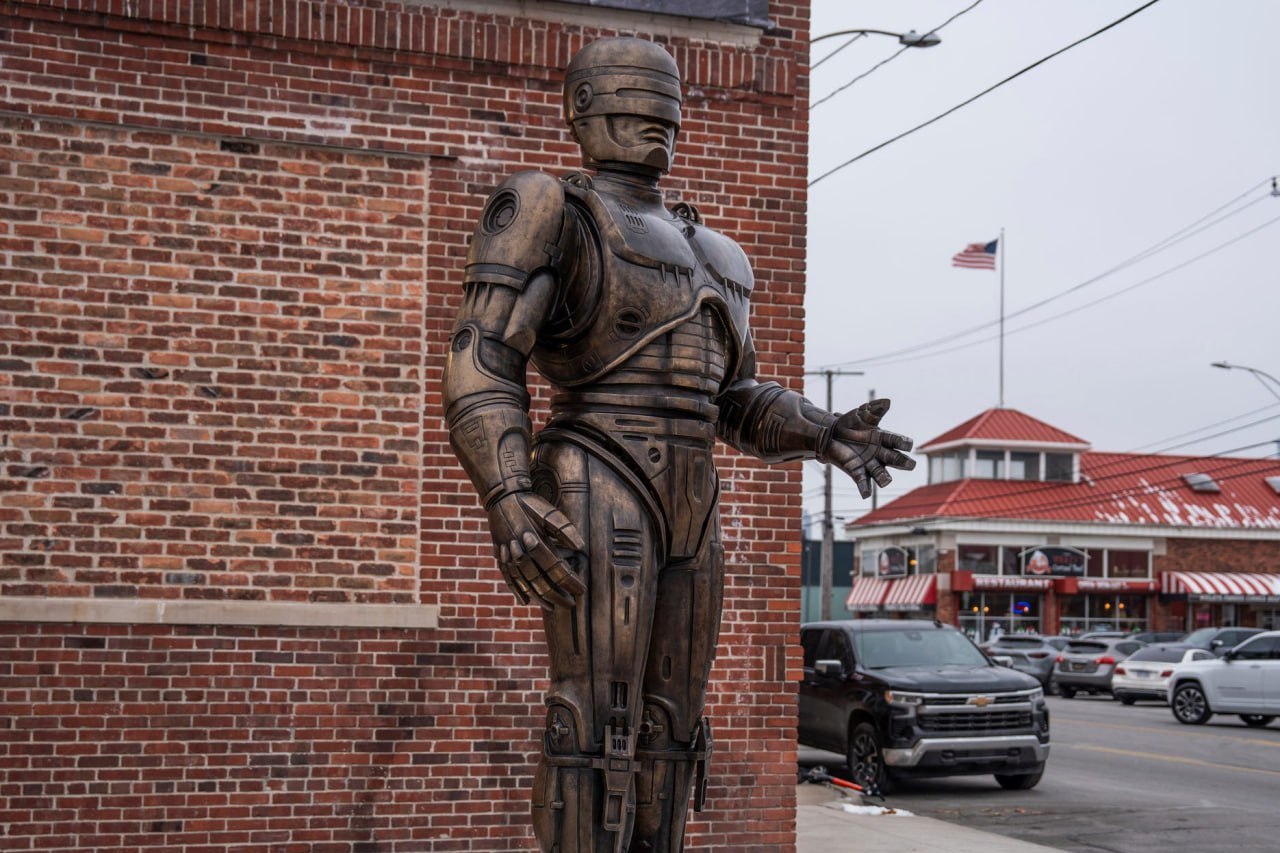 В Детройте возвели бронзовый памятник Робокопу его высота составила более трёх метров Идея установки статуи впервые появилась в 2010 году но до её реализации дошли только сейчас dtf ru life 4513438