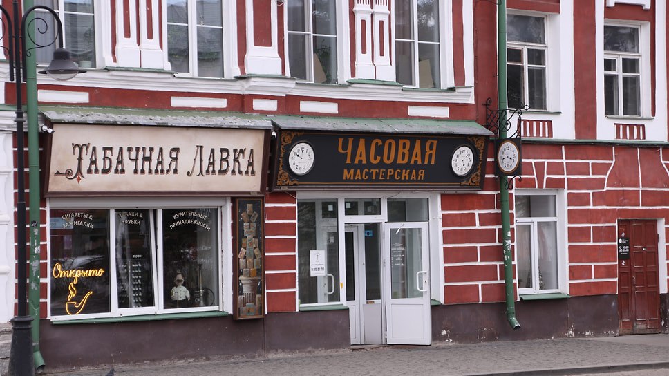 Рыбинск включен в национальный маршрут Золотое кольцо России. Решение приняли на заседании комиссии Минэкономразвития. Об этом сообщил губернатор Михаил Евраев. Эксперты отметили обновленные Красную площадь, улицы Бульварная и Стоялая, а также музей исторических вывесок под открытым небом. В центре города вся наружная реклама выполнена в ретро-стиле с сохранением орфографии времен Российской империи. «Сегодня на заседании комиссии Минэкономразвития принято решение принять Рыбинск в число городов легендарного маршрута. Эксперты оценили те изменения, которые произошли в городе за последние годы» — Михаил Евраев. Фото: Антон Голицын / Коммерсантъ Еще больше новостей — в Telegram-канале «Ъ-Ярославль»