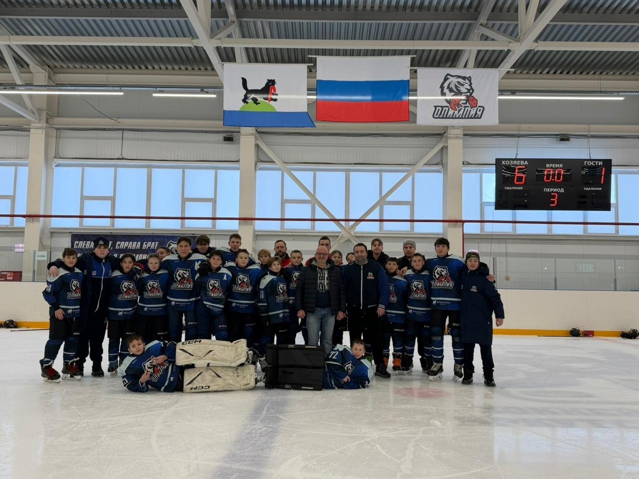 Юные хоккеисты СШ Олимпия одержали две победы в домашних матчах первенства СФО Наши спортсмены дважды одолели команду Авангард Новосибирск В первом матче состоявшемся 29 ноября игра завершилась со счетом 4 3 в пользу иркутских хоккеистов На следующий день 30 ноября СШ Олимпия продемонстрировала уверенную игру и одержала победу со счетом 6 1 Матчи собрали многочисленных болельщиков Среди зрителей был вице мэр Иркутска Сергей Кладов Такие победы вдохновляют и показывают что у иркутского хоккея есть будущее Мы гордимся нашими юными спортсменами и будем продолжать их поддерживать отметил Сергей Кладов Победы в домашних матчах позволили СШ Олимпия укрепить свои позиции в турнирной таблице первенства СФО Подписывайтесь на канал администрации Иркутска в MAX