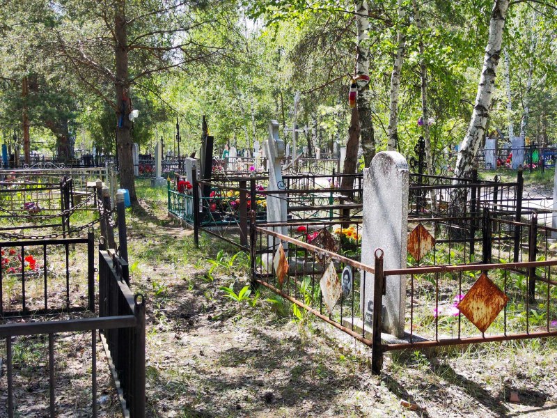 Власти Перми хотят потратить более 100 млн рублей на перепись покойников  Чиновники уже объявили конкурс на создание цифровой базы данных о местах захоронений. На это из городского бюджета планируется потратить 101,4 млн рублей – за эти деньги исполнитель должен будет собрать информацию о захоронениях с 1944 по 2025 год, создать и заполнить базу данных, используя данные из книг регистрации и с самих кладбищ. В реестре будет информация о состоянии могил, их координатах, фотографиях и данные об умерших. На выполнение работы подрядчику дадут 345 календарных дней.  Всего инвентаризации подлежат 17 городских кладбищ общей площадью 510,3 га. При этом подрядчик может привлекать других лиц к работе. Важно: в техзадании к тендеру указано, что исполнитель должен соблюдать конфиденциальность любой информации, которая может стать известна ему в ходе оказания услуг, не передавать  не разглашать  ее полностью или частично третьим лицам, не использовать ее каким-либо иным способом с участием третьих лиц.  Как в Волгу глядели