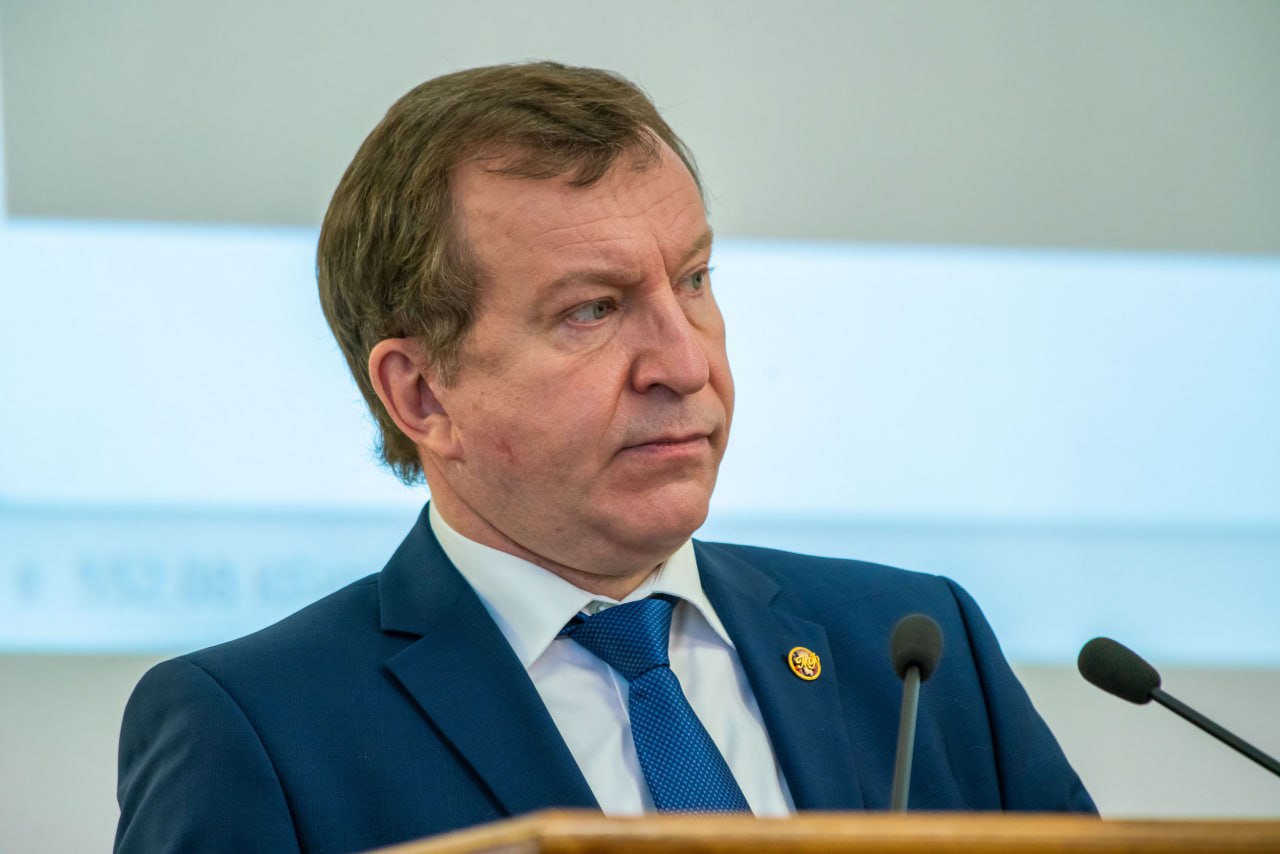 Президент наградил председателя КСП Челябинской области Андрея Пшеницына Президент РФ Владимир Путин подписал Указ «О награждении государственными наградами Российской Федерации». В числе награжденных - председатель КСП Челябинской области Андрей Пшеницын, который получил медаль ордена «За заслуги перед Отечеством» II степени. Награда присуждена за «достигнутые трудовые успехи и многолетнюю добросовестную работу», говорится в Указе главы государства. Андрей Пшеницын возглавил Контрольно-счетную палату региона в декабре прошлого года. Ранее он занимал должность министра финансов. Различные обязанности в структуре минфина Пшеницын исполнял с 1999 года, а в 2010 году возглавил ведомство. Кандидатуру Андрея Пшеницына на должность председателя Контрольно-счетной палаты в октябре внес губернатор Алексей Текслер. Должность председателя КСП стала вакантной после того, как этот пост покинул Алексей Лошкин. Он перешел на работу в администрацию Челябинска, и на данный момент является главой города.