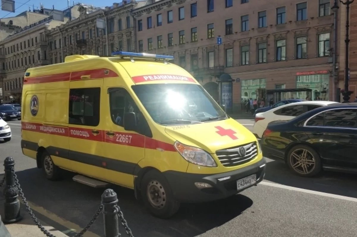 На проспекте Мечникова в Санкт Петербурге под окнами жилого дома обнаружили учащуюся пятого класса с многочисленными травмами Незадолго до этого маме девочки позвонили из школы и рассказали что её дочка рассылает одноклассникам гиф картинки неприличного содержания Родительница серьёзно поговорила со школьницей и пригрозила что полностью лишит её возможности пользоваться личным смартфоном Уже после этого девочку нашли под окнами её дома с серьёзными травмами Сейчас она находится в реанимации