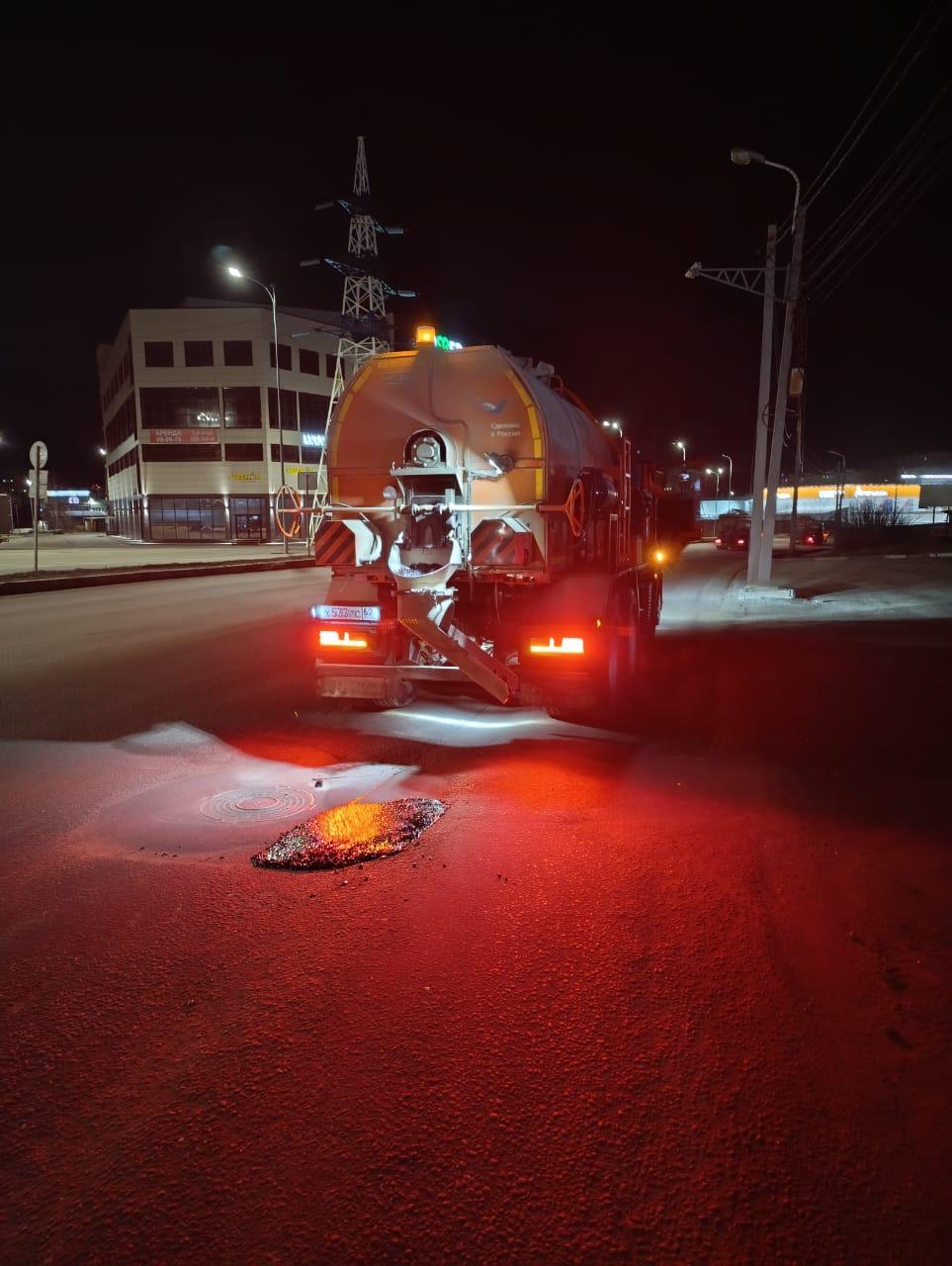 В ночь на 20 января в городе подметали дороги и обрабатывали тротуары. Уборка проезжей части выполнялась на участке улицы Братиславской от Гагарина до Славянского проспекта.  Ямочный ремонт литой асфальтобетонной смесью проводили в проезде Яблочкова, перекрестке улиц Чкалова и Вокзальной, на Троицком мосте. Отремонтировано 138,1 кв.м. дорожного полотна.  Днем 20 января уборка дороги запланирована на улице Полетаева. Продолжится подметание тротуаров, сбор случайного мусора. На дежурстве находятся 14 КДМ.