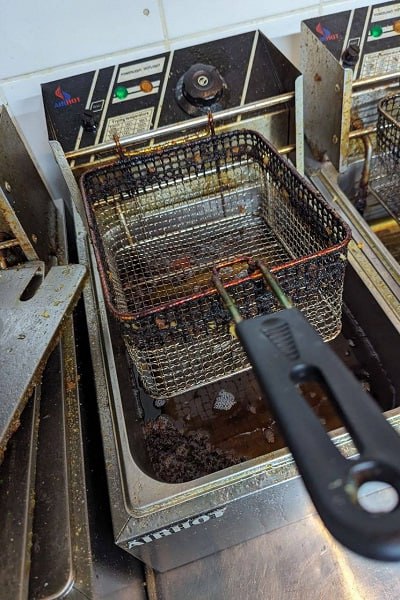 В Рыбачьем приостановлена работа кафе после отравления посетителей  Специалисты ведомства провели в заведении проверку, основанием для которой послужило заболевание кишечной инфекцией двух посетителей кафе «Рыбный двор Фишхофф». «Выявлены многочисленные нарушения обязательных санитарно-эпидемиологических требований к организации питания, что подтверждено неудовлетворительными результатами лабораторных исследований  реализация продукции с истекшими сроками годности, допуск к работе сотрудников без медицинского осмотра, планировка помещений не соответствует техническому регламенту, содержание помещений неудовлетворительное, на объектах предприятия общественного питания обнаружены бактерии группы кишечной палочки », — резюмировали в Роспотребнадзоре.