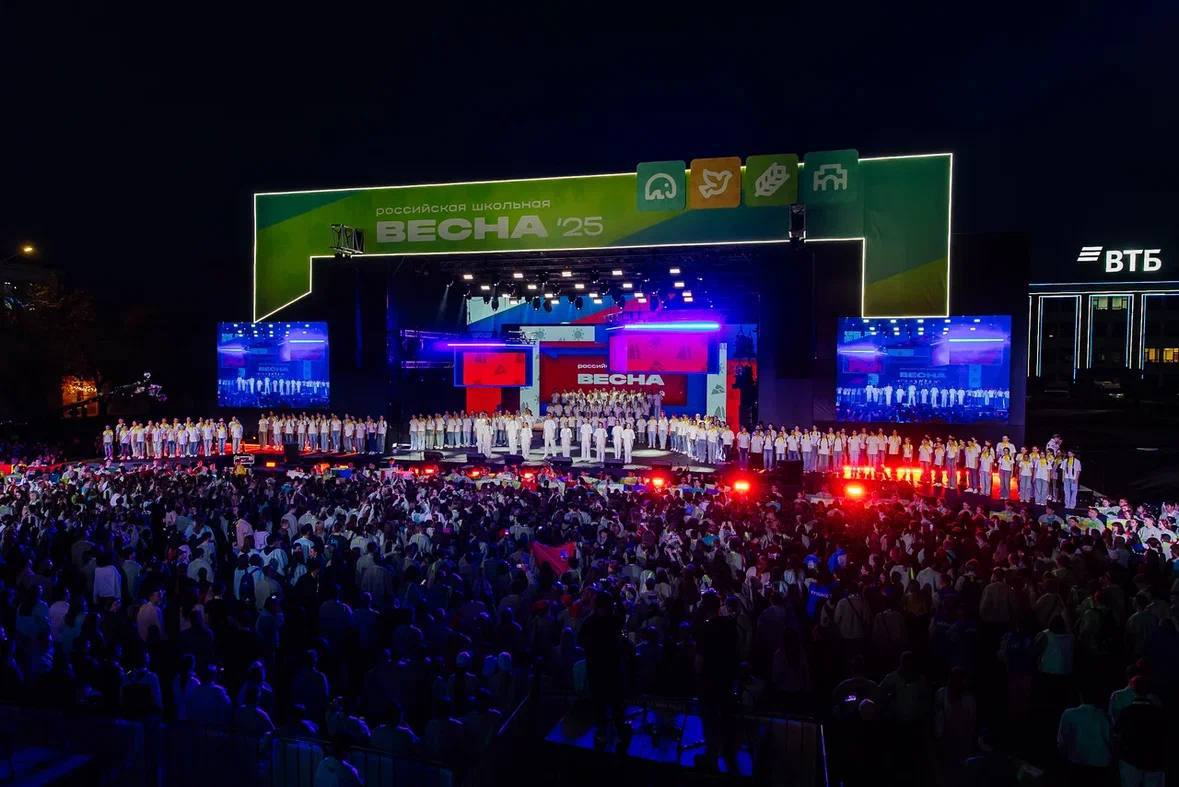 Объявляем победителей и призёров муниципального этапа флагманского проекта Движения Первых Российская школьная весна Всего на проект фестиваль было подано 68 567 заявок Муниципальный этап проходил по всей стране в очном и онлайн форматах С 11 февраля по 27 марта в каждом регионе России пройдут очные региональные этапы Победители отправятся на финал проекта  Список победителей и призёров муниципального этапа можно увидеть по ссылке Российская школьная весна является флагманским проектом Движения Первых и проектом Российского Союза Молодежи входящим в Программу поддержки и развития молодежного творчества Студвесна Телеграм канал MAX канал