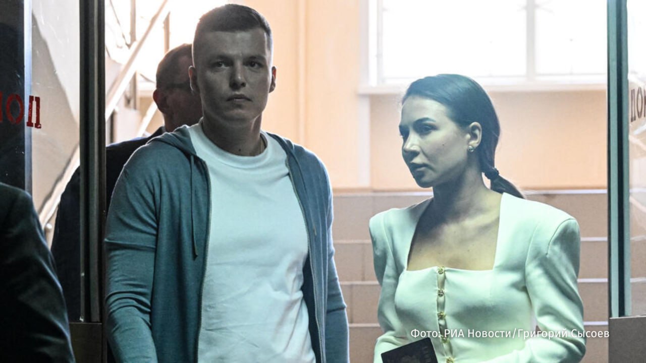 Экс супруг блогера Лерчек Артем Чекалин заявил о нехватке средств для уплаты налогов Об этом сообщил корреспондент РЕН ТВ из зала суда На данный момент у меня недостаточно личных средств для того чтобы погасить новые налоги поэтому мне необходимо продать дом с земельным участком в Истринском городском округе Я прошу суд разрешить мне совершение этой сделки пояснил Чекалин По его словам он не проверял наличие нарушений валютного законодательства при ведении бизнеса в ОАЭ Чекалин добавил что идея открыть там компанию принадлежала бывшему бизнес партнеру супругов Роману Вишняку Чтобы выйти на международный рынок в ОАЭ была открыта компания E FITNESS FZСO которая занималась реализацией марафона не только в России но и по всему миру Вишняк неоднократно писал мне что такая деятельность на сто процентов легальна заявил Чекалин  Бывшая чета Чекалиных с соучастниками с сентября 2021 по февраль 2022 года проводили валютные операции через интернет фитнес марафоны Они перевели более 251 6 млн руб на банковский счет нерезидента предоставив в банк который контролирует валютные операции документы с ложной информацией о целях и причинах перевода 1 декабря Чекалин и его экс супруга опровергли причастность к выводу средств за рубеж однако признали вину в нарушении налогового законодательства РЕН ТВ в Telegram в MAX