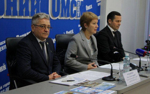 В омской мэрии рассказали о подготовке города к празднованию Нового года В преддверии Нового года в Омске планируют организовать 81 праздничное мероприятие Об этом на пресс конференции рассказала заместитель мэра Инна Елецкая По ее словам 19 декабря в городе состоится флешмоб Мандариновое настроение а встреча Нового года пройдет в историческом центре города на территории Омской крепости Празднование продлится с 23 30 до 3 00 В этом году на Омской крепости одним из событий которое будет реализовано департаментом культуры вместе с ведущим гончаром Андреем Задерием станет обжиг скульптуры символа года отметила Инна Елецкая Заместитель мэра также рассказала что в преддверии Нового года городская администрация организует 55 представлений для детей пять из которых пройдут на территории Омского цирка Все дети посетившие представления получат новогодние подарки с пожеланиями от мэра города Сергея Шелеста rbc omsk