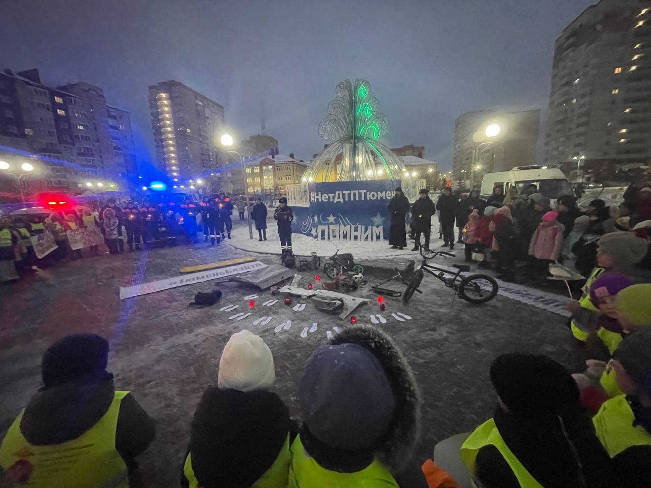 Акция  памяти жертв ДТП прошла сегодня в сквере «Серебряные ключи» в Тюмени, совсем рядом с пешеходным переходом на ул.Энергостроителей, где весной погиб 9-летний школьник Артем.  К подросткам и  взрослым, участвующим в акции, обратилась его мама.