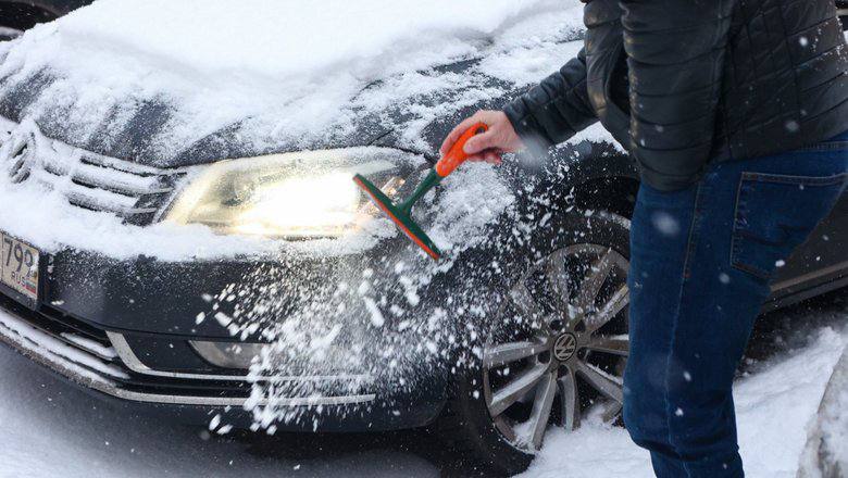 В России водителей будут штрафовать на 5 тысяч рублей за снег на машине Юристы предупреждают что из за непогоды автомобилисты рискуют получить крупный штраф За грязь на фарах боковых зеркалах и номерах штраф составит всего 500 рублей а вот снег на номерном знаке обойдётся в 10 раз дороже Многие инспекторы могут посчитать это попыткой скрыться от камер bisrub