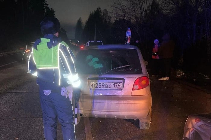 В Екатеринбурге мужчину дважды сбили на пешеходном переходе. Он умер на месте  Накануне вечером, 20 октября, в Екатеринбурге на Реактивной водитель Daewoo Matiz сбил человека, переходившего дорогу по "зебре". От удара мужчину отбросило на встречку, после чего на него наехала другая машина.