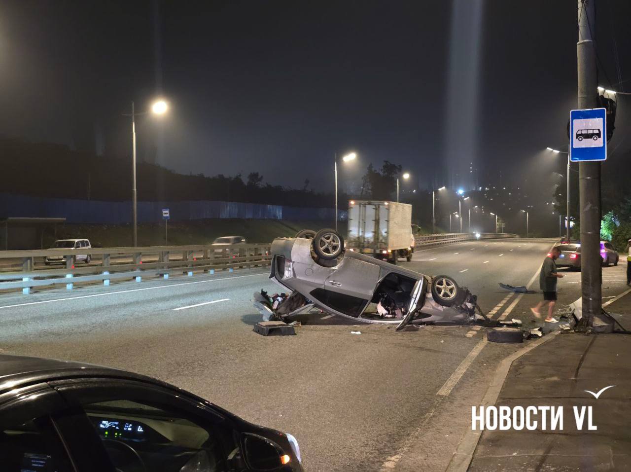 В районе Академгородка этой ночью произошла авария с Toyota Prius, которая двигалась из пригорода в сторону Зари. Судя по всему, машина врезалась в столб и перевернулась.