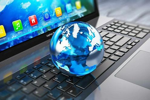 Власти Кыргызстана монополизировали интернет и запретили доступ к порнографии С 15 августа 2025 года в Кыргызстане вводится временная государственная монополия на передачу и маршрутизацию международного интернет-трафика сроком на один год. Компания «ЭлКат» получает исключительное право на обработку внешнего трафика, включая транзит через страну, а также становится владельцем провайдера «Акнет», обеспечивающего доступ к интернету для большинства вузов. Все другие операторы обязаны в течение двух месяцев перевести свои договоры на сотрудничество с «ЭлКат». Власти объясняют это желанием повысить эффективность цифровой инфраструктуры и улучшить качество связи. В тот же день президент Садыр Жапаров подписал закон о запрете доступа к сайтам с элементами порнографии. Теперь интернет-провайдеры, хостинг-компании и владельцы ресурсов обязаны блокировать такой контент с момента его появления или получения соответствующей информации государственными органами. Закон принят для защиты нравственных ценностей общества и духовного здоровья граждан. Ранее Жапаров также поручил модернизировать систему регистрации мобильных устройств для упрощения их идентификации. Подробнее на нашем сайте