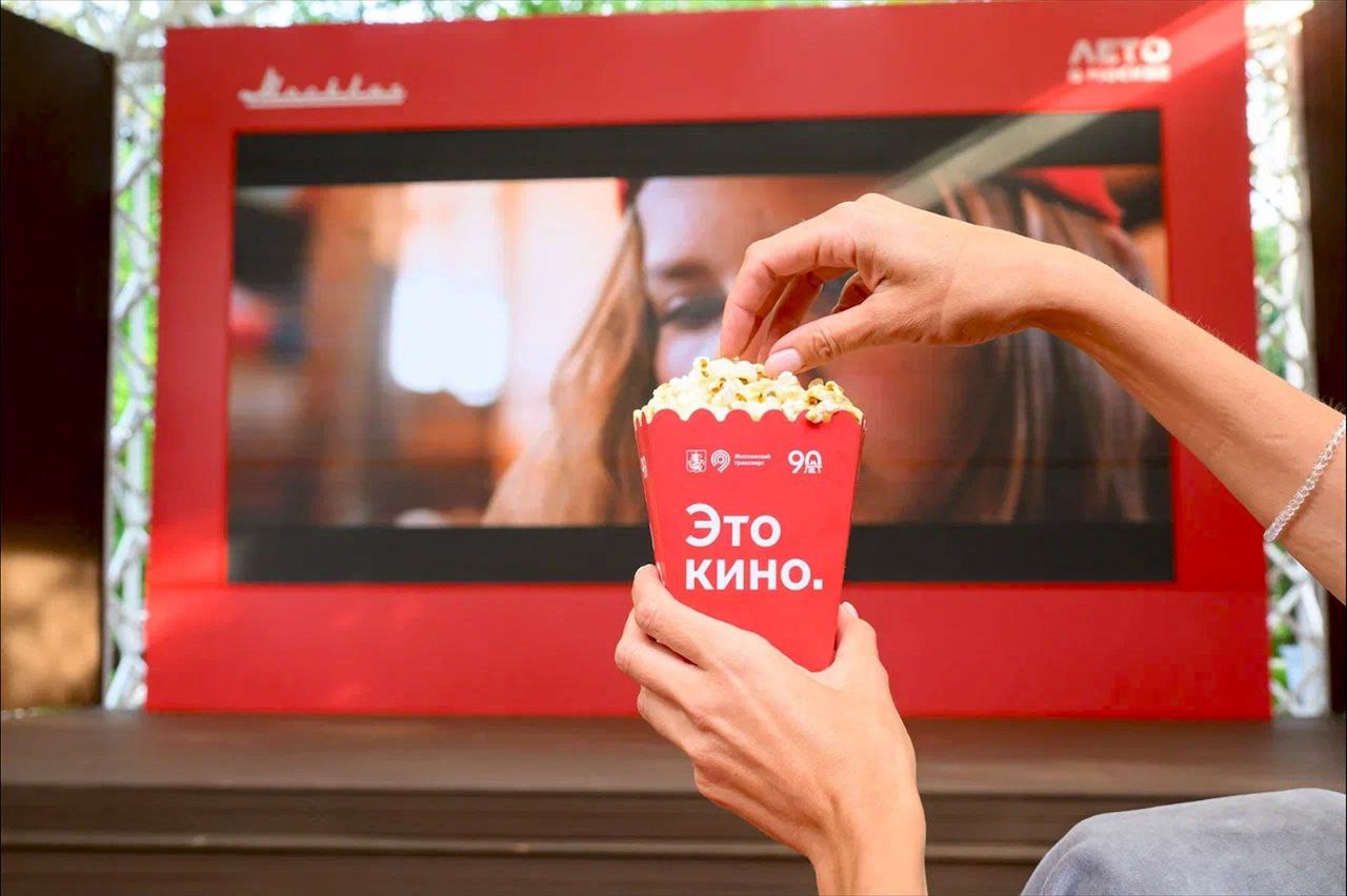 Кинотеатр под открытым небом заработал на Северном речном вокзале Сеансы будут проводить с четверга по воскресенье в 18:00 и 20:30. Здесь можно бесплатно посмотреть эксклюзивные премьеры и легенды зарубежного и российского кинематографа. Перед просмотром предлагается бесплатно взять попкорн, сок или воду. Количество билетов на каждый сеанс ограничено, расписание и регистрация здесь. #летовмосквеfm