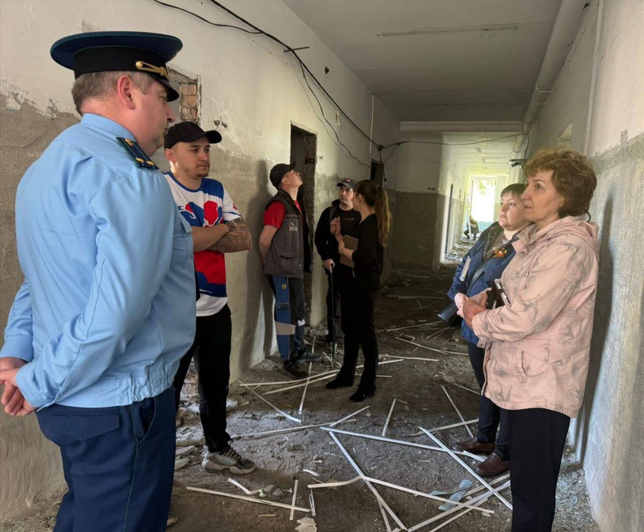 Прокуратура Большеуковского района контролирует ход проведения капитального ремонта здания образовательного учреждения Прокурор Большеуковского района Омской области Сергей Бартенев в ходе выездной проверки в МБОУ «Фирстовская средняя общеобразовательная школа» провел оперативное совещание с представителем подрядчика ООО «Капитал-Строй», заказчика – директора МБОУ «Фирстовская средняя общеобразовательная школа», а также руководителем комитета образования администрации Большеуковского района. Прокурор района проверил качество проведенных демонтажных работ, исполнение первоначального этапа ремонта. Подрядчику указано на недопустимость нарушения сроков заключенного контракта. Ранее прокуратурой района руководителю ООО «Капитал-Строй» объявлено предостережение в связи с возможным нарушением сроков проведения работ.