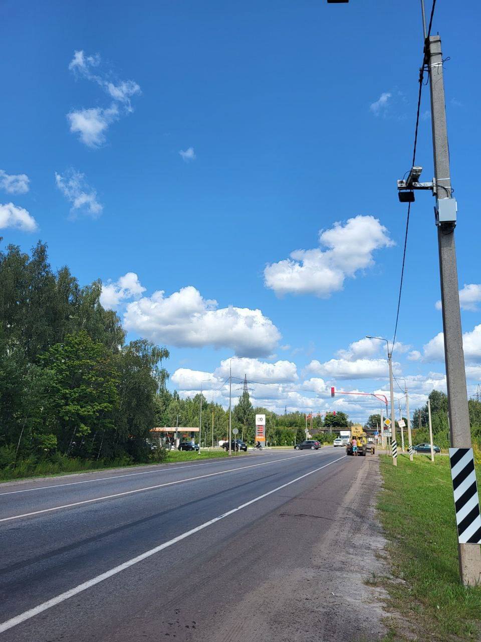 В Курской области появился еще один комплекс фотовидеофиксации нарушений ПДД В Железногорском районе, на автодороге "Тросна – Калиновка", в районе 35-го километра, рядом с регулируемым перекрестком, установлен комплекс фотовидеофиксации. Камера фиксирует превышение установленного скоростного режима. Здесь за прошедший год было зарегистрировано: 3 столкновения, в которых получили травмы 2 человека в двух случаях и 1 человек в третьем. 12 ДТП без пострадавших, включая 9 столкновений и 3 случая выброса гравия. Камера фиксирует нарушения круглосуточно.