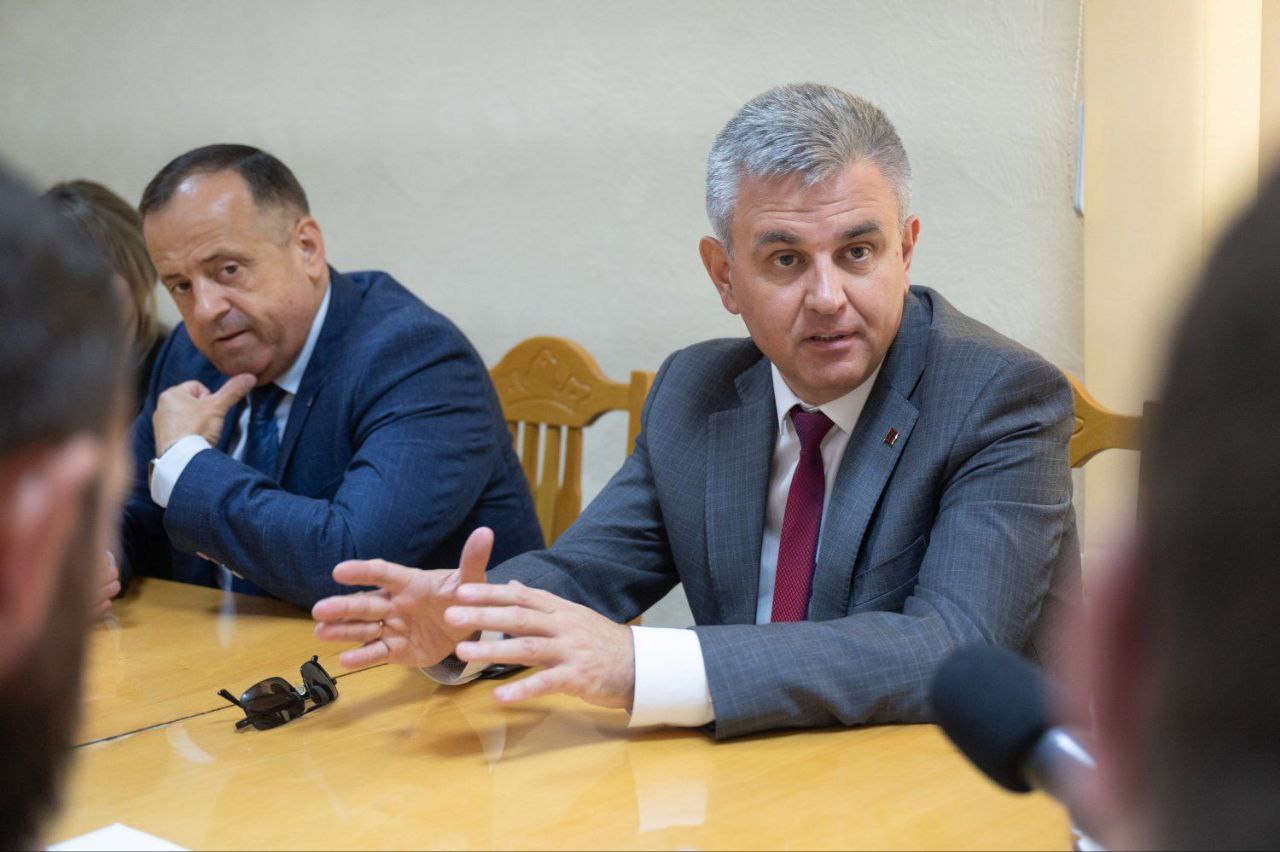 Президент провёл совещание в РКБ по обновлению инфраструктуры медучреждений республики Вадим Красносельский отметил, что несмотря на сложную экономическую ситуацию, начатые ремонтные работы должны быть доведены до конца. Обсуждалась реконструкция нескольких объектов Минздрава, в том числе станции скорой помощи и больниц в Слободзее, Григориополе, Рыбнице и Каменке. Отдельно Президент остановился на планах переноса психиатрического отделения РКБ: здание, где оно размещено, признано аварийным и подлежит сносу. Пациентов переведут в корпус слободзейской больницы. После совещания участники осмотрели объекты, где ведутся ремонтно-строительные работы.