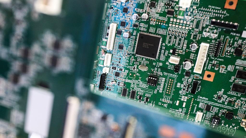 Три из четырех 75 российских компаний используют серверы на процессорах архитектуры х86 американских вендоров Intel или AMD В 2 раза реже 34 компании выбирают серверы на процессорах архитектуры ARM с которой сегодня активно работают китайские вендоры в частности Huawei Серверы на российских процессорах Эльбрус архитектура VLIW и Байкал электроникс архитектура MIPS ARM и RISC V используют только 7 и 5 участников соответственно Самой непопулярной архитектурой среди компаний стала международная опенсорсная архитектура RISC ее выбирают только 2 компаний Такие данные указаны в исследовании дистрибутора IT оборудования и программного обеспечения ПО OCS Представитель компании уточнил что компании могли выбирать несколько вариантов ответов Исследование проводилось на основе опроса 173 топ менеджеров крупнейших крупных и средних компаний металлургической и химической промышленности телекома медиарынка машиностроения финансов и нефтегазового и угольного комплекса Telegram Дзен MAX
