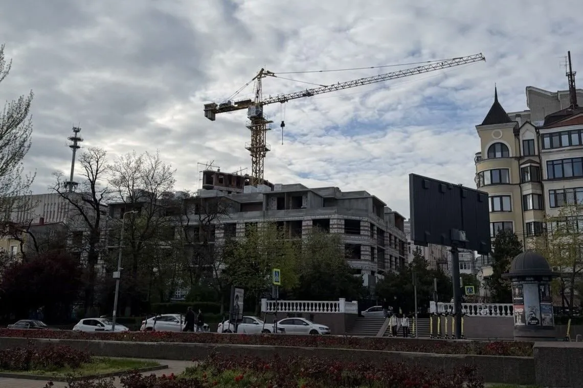 Квадратный метр в новостройках Ростова подорожал на 3 3 за апрель За месяц средняя стоимость квадрата в строящихся многоквартирных домах донской столицы выросла на 5 245 рублей достигнув 164 291 рубля Таким образом рост цен на жилье в новостройках составил 3 3 заметная динамика для одного месяца Особенно ярко подорожание проявилось в центре города В Кировском районе квадратный метр прибавил сразу 17 6 более 40 тысяч рублей и теперь почти достигает 269 тысяч При этом лишь в Советском районе зафиксировано символическое снижение на 0 46 до 143 2 тысячи рублей за квадрат domostroyrf