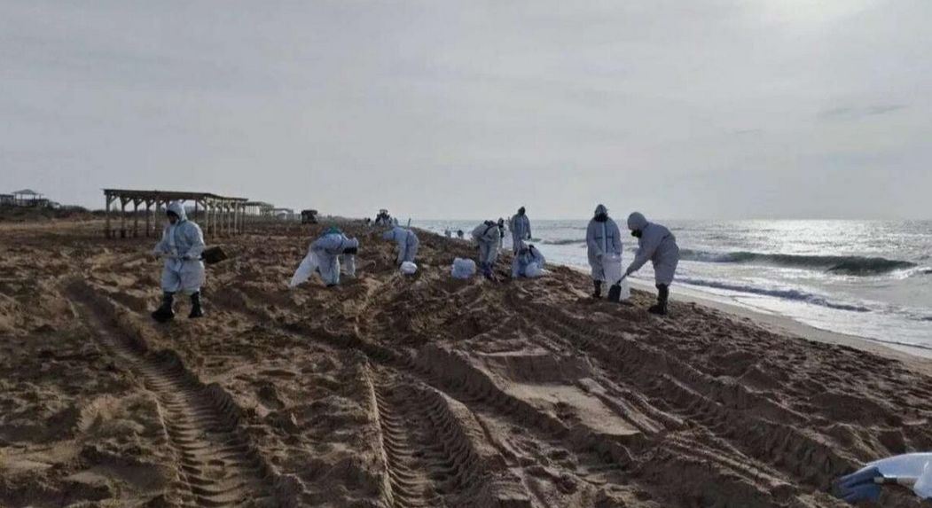 Мазут на Черном море   Сегодня в Общественной палате РФ был большой разговор, как выходить из всей этой ситуации с ЧС в Керченском проливе  Что услышала «Экология России»  до 3900 тонн мазута может находиться в затонувших судах. Вопрос – как их поднимать. Велик риск разлома судов. Никто не хочет брать этот риск на себя. Есть разные варианты: бетонирование, откачка, саркофаг?.. Пока не решили  решена проблема с источниками пополнения песка на пляжи – это карьеры с кварцевым песком, нужно отсыпать 840 тысяч кубов, чтобы достичь толщины 20 см. Однако ученые говорят, что толщина безопасного песка должна быть не менее 1 метра. А Роспортребнадзор пока не дает окончательного ответа по безопасности в 20 см, еще исследуют   к 1 марта Роспотребнадзор обещает дать окончательное заключение – готовы анапские пляжи к открытию пляжного сезона или нет. Также ведомство заявило, что проверяет каждую партию рыбной продукции, и все заключения положительные    силами ученых и ВООП подготовлен Аннотируемый список рекомендуемых технологий. В нем представлены и те, которые предлагают эффективные способы по переработке грунта  по-прежнему нужно большое количество волонтеров, чтобы заниматься мониторингом побережья, но обязательно с научным сопровождением  «ВНИИ Экология» предложил создание научного консорциума на базе Южного научного центра РАН, где соберутся специалисты из профильных учреждений   начинается массовый пролет птиц раньше обычного и есть опасность, что тысячи птиц могут быть подвержены загрязнению. Эффективной системы отпугивания пока не существует