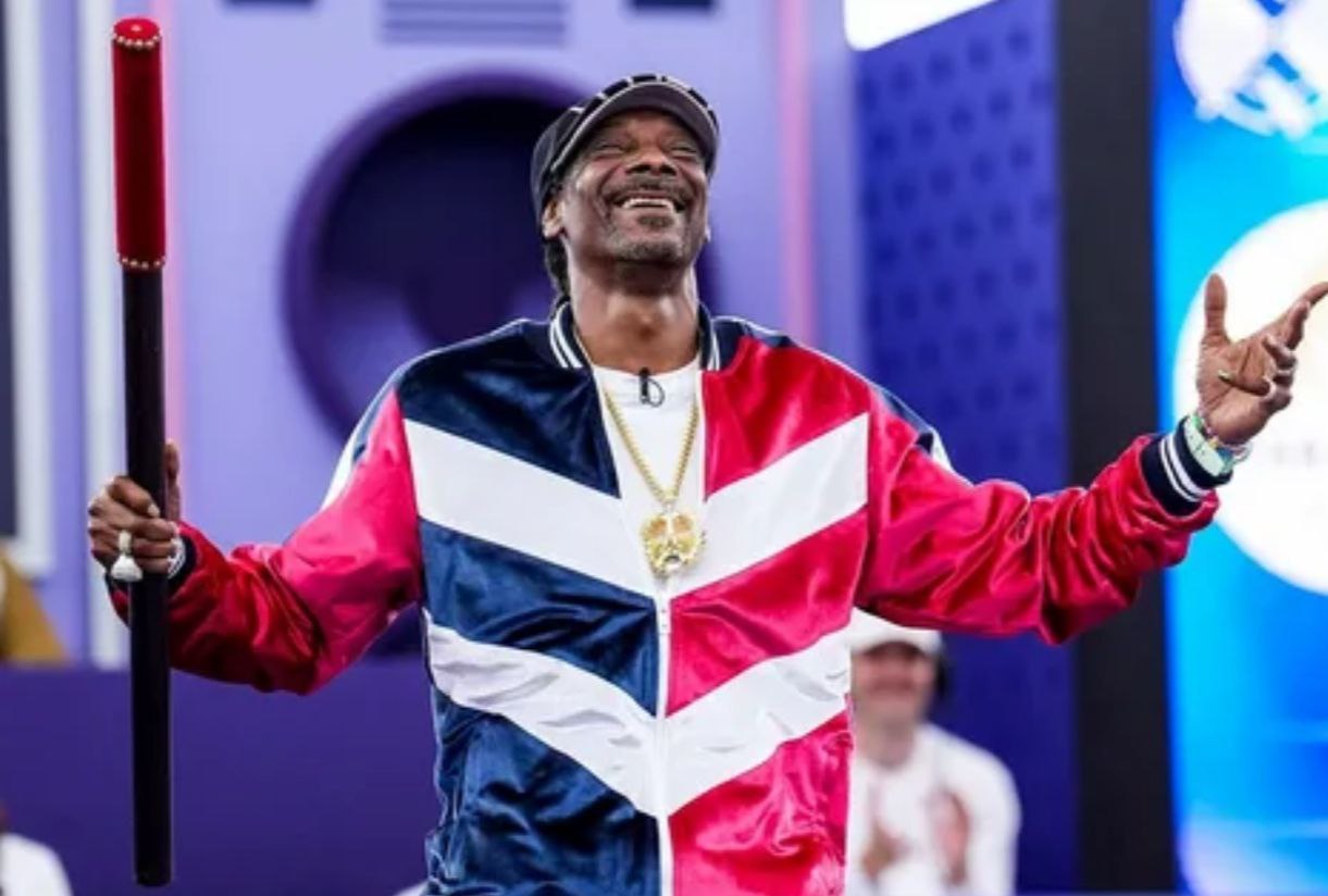 Все логично Стало известно что Снуп Догг стал почетным тренером сборной США на зимних Олимпийских играх 2026 Об этом кстати известили на сайте Олимпийского комитета Штатов А ранее сообщалось что рэпер будет освещать Игры в качестве репортёра