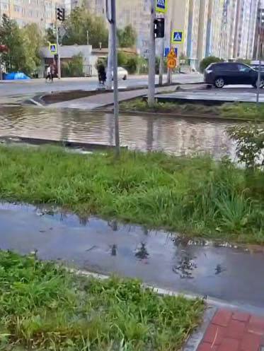 В администрации Сургута рассказали почему затапливает Югорскую во время дождя Подписчики часто присылают видео с Югорской после сильных дождей где каждый раз дорога тонет Как журналисту СТВ пояснили в мэрии сейчас там проходит капитальный ремонт а подтопления тротуара происходили из за незавершенных работ на проезде Взлётный В настоящее время запланированы следующие мероприятия для выяснения причин и решения возникшей ситуации обследование ближайших дождеприёмных колодцев Это позволит определить насколько эффективно они справляются с отводом воды с проезжей части и выявить возможные неисправности или засорения детальная геодезическая съёмка участка Данная работа поможет получить точные данные о рельефе местности выявить уклоны и определить где происходит скопление воды комментируют чиновники Выяснить точную причину подтоплений получится только после проведения всех необходимых мероприятий Также в администрации особо подчеркнули что в случае если подрядчик отступит от проекта он должен будет устранить все замечания
