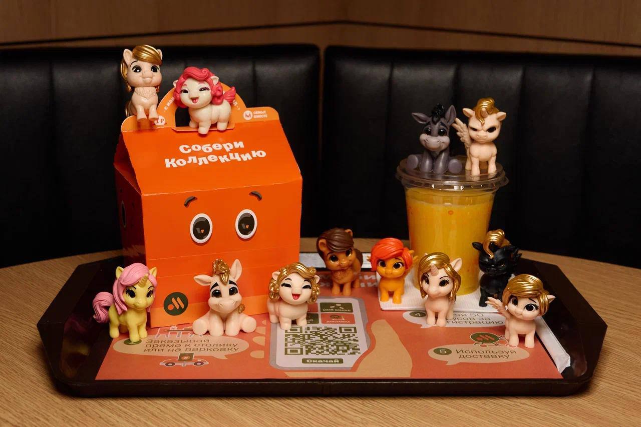 Цветных КОНЕЙ и ЕДИНОРОГОВ завезут во Вкусно и точку уже с 1  0   февраля Коллекцию придумали в честь года Огненной лошади Поскакали Бэкдор