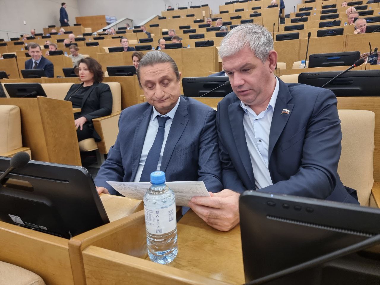 Началась очередная пленарная неделя в Государственной Думе На повестке дня ряд законопроектов которые касаются укрепления социальной справедливости 1 Поддержка участников СВО По всей стране работают некоммерческие организации которые оказывают неоценимую помощь нашим ветеранам боевых действий и их семьям помогают с реабилитацией переобучением психологической поддержкой Расширяем перечень видов деятельности позволяющих НКО получить статус социально значимой некоммерческой организации добавляя туда реабилитацию адаптацию переподготовку ветеранов и оказание психологической помощи им и членам их семей Это откроет таким организациям доступ к государственному финансированию и позволит им расширив свою деятельность помогать ещё большему числу наших героев вернуться к полноценной мирной жизни 2 Микрофинансирование Одна из острых социальных проблем высокая закредитованность граждан в микрофинансовых организациях Часто люди беря новый заëм для погашения старого попадают в долговые цепочки Предусматриваем введение прямого запрета на выдачу гражданам нового займа до погашения взятого ранее Также будет невозможно включение просроченных выплат процентов и штрафов в сумму основного долга и снижать максимально возможную переплату по займу до 100 сейчас 130 Для бизнеса будет увеличен размер микрозайма с 5 до 15 миллионов рублей 3 Соцзащита населения Защищаем компенсации которые государство выплачивает инвалидам и ветеранам Например за самостоятельно купленные средства реабилитации или на содержание собак проводников не защищены от списания по долгам Это особенно остро касается наших бойцов получивших инвалидность в ходе СВО Законопроект предусматривает включение таких выплат в перечень неприкосновенных доходов с которых запрещено любое взыскание Кроме того мы вводим чёткое разграничение ответственности теперь работодатель будет обязан указывать в платёжных документах не только код дохода но и точную сумму которая уже удержана по исполнительному листу Это устранит ошибки когда у людей списывают защищённые законом средства и повысит социальную безопасность инвалидов и ветеранов 4 Медицинское образование Усилим ответственность при обучении медицинских кадров Во первых бесплатное обучение за счёт бюджета в медицинских и фармацевтических вузах теперь будет возможно только по договору о целевом обучении Во вторых усилим ответственность за отказ от выполнения условий договора как для студентов так и для заказчика В третьих введём трёхлетнее наставничество для выпускников получивших медицинское или фармацевтическое образование и впервые прошедших первичную аккредитацию Депутат Кисляков ЕдинаяРоссия Госдума