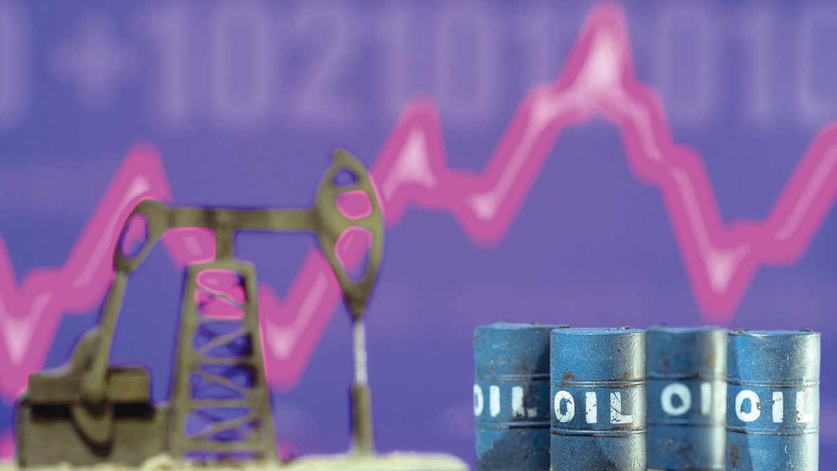 Нефть не верит в угрозы и шантаж Цены на нефть остаются стабильными в четверг, несмотря на заявления президента США Дональда Трампа о возможном введении 50%-ных пошлин на товары из Бразилии и других стран. Ослабление доллара и рост спроса на бензин в США поддержали рынок, тогда как угроза новых тарифов не вызвала значительной реакции. Фьючерсы на Brent утром в четверг поднимались выше $70 за баррель. Трамп накануне заявил о планах ввести высокие тарифы на медь, полупроводники и фармацевтику, а также направил предупреждения Филиппинам, Ираку и другим странам накануне были аналогичные угрозы для Японии и Южной кореи . Кроме того, он пригрозил ввести 50%-ную пошлину для Бразилии. В Kpler прокомментировали, что нефтяные котировки уже слабо реагируют на подобные заявления. Аналитики отметили, что премия за геополитический риск снизилась после прекращения огня между Израилем и Ираном. Поддержку ценам на нефть также оказывает ослабление доллара, делая ее дешевле для держателей других валют. Аналогичное влияние оказал и рост запасов нефти в США, в то время как запасы бензина в стране сократились на прошлой неделе, сообщило в среду Управление энергетической информации США. Спрос на бензин в США же вырос на 6% до 9,2 млн баррелей в сутки на прошлой неделе. Напомним, что рынок в понедельник спокойно отреагировал и на решение восьми стран ОПЕК+ Саудовская Аравия, Россия, Ирак, ОАЭ, Кувейт, Казахстан, Алжир и Оман увеличить добычу на 548 тыс. баррелей в сутки б/с в августе. Стоимость фьючерса нефти марки Brent с поставкой в сентябре 2025 года тогда превысила $70 за баррель.