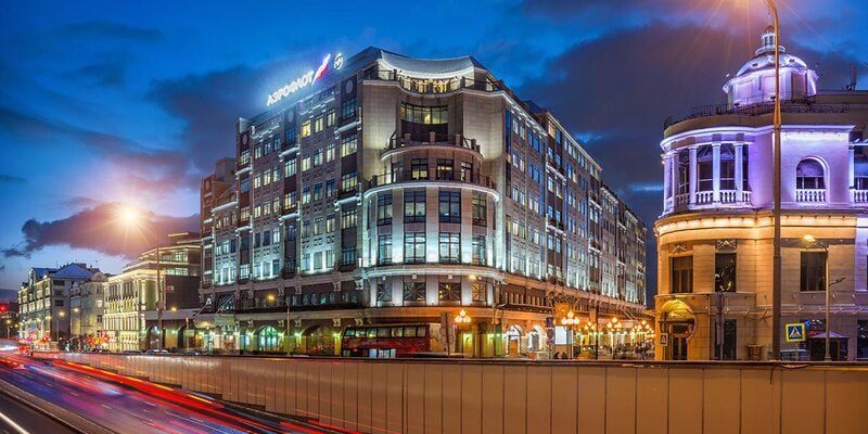 Совет директоров авиакомпании Аэрофлот одобрил покупку своей штаб квартиры офисного здания Альфа Арбат центр в Москве сообщает пресс служба компании В Аэрофлоте указали что сравнение сценариев аренды и выкупа показывает что при текущих рыночных условиях владение объектом снижает совокупные расходы в долгосрочном горизонте планирования и формирует материальный актив на балансе компании Сделка также минимизирует операционные и юридические риски связанные с окончанием арендных договоров и волатильностью ставок на офисном рынке отмечено в пресс релизе